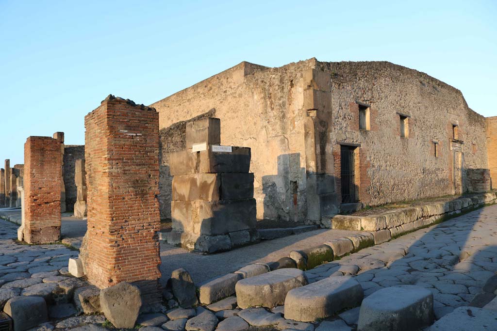 VII.1.13, Pompeii, in centre, on Via Stabiana. December 2018. 
Looking west from Holconius’s crossroads towards entrance, also linked to VII.1.12 on Via dell’Abbondanza, on left. 
Photo courtesy of Aude Durand.