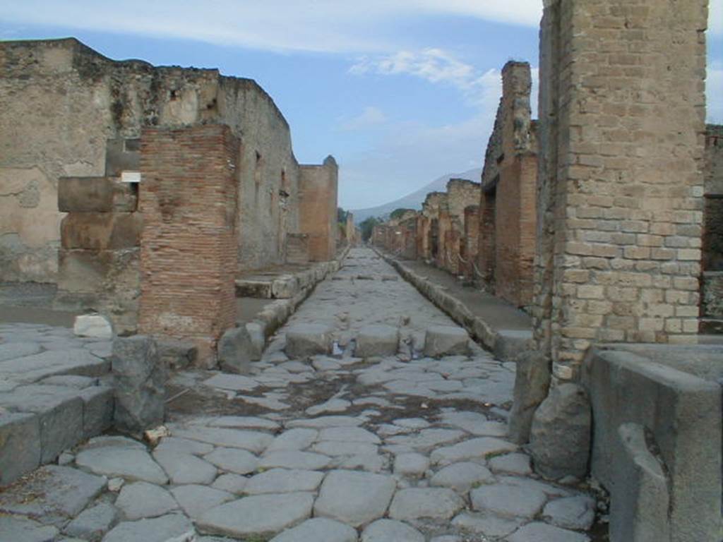 VII.1.13 Via Stabia looking north from Holconius crossroads. Fountain at I.4