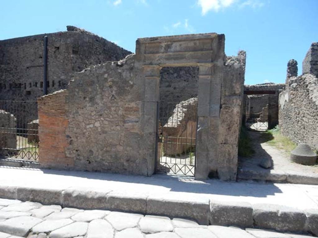 VII.1.17 Pompeii, in centre. May 2017. Entrance doorways, looking west from Via Stabiana. Photo courtesy of Buzz Ferebee.
