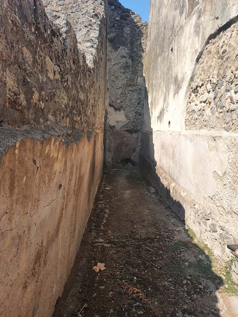 VII.1.17 Pompeii. July 2021. Looking west towards doorway into women’s baths.
Foto Annette Haug, ERC Grant 681269 DÉCOR