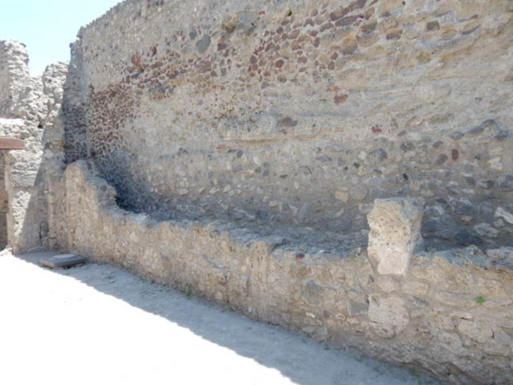 VII.1.17 Pompeii. May 2017. East end of south wall of room 21 of VII.1.47.
Behind the low wall is a narrow passage that contains a lead pipe, which may be part of the Stabian Baths.
The doorway to the entrance corridor of VII.1.18 is on the left.
Photo courtesy of Buzz Ferebee.