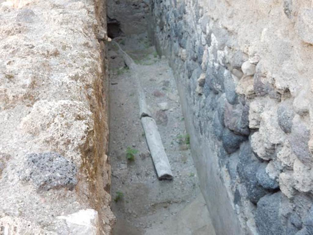 VII.1.17 Pompeii. May 2017. Lead pipe in narrow passage on south side of room 21 of VII.1.47.
The rear wall is probably shared with VI.1.17 and the pipe joining with that in VII.1.17. Photo courtesy of Buzz Ferebee.
For further information on this lead pipe, see “La canalizzazione nelle “Terme Stabiane”, in Notizie degli Scavi, 1931, pages 564-575.