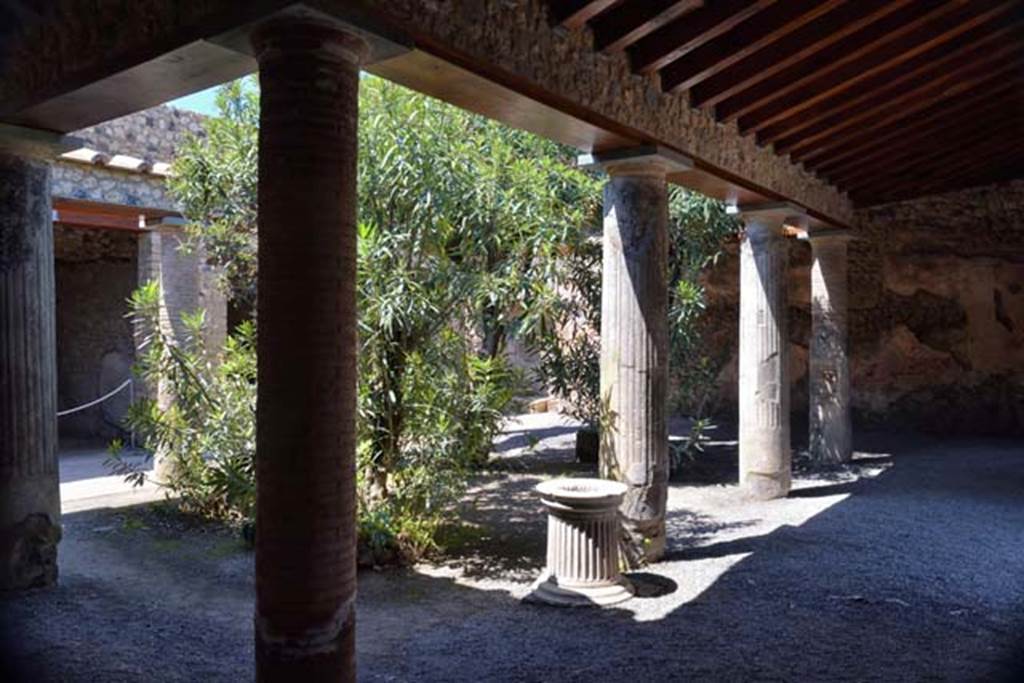 VII.1.25 Pompeii. April 2018. Looking north-west across peristyle 31. Photo courtesy of Ian Lycett-King. 
Use is subject to Creative Commons Attribution-NonCommercial License v.4 International.