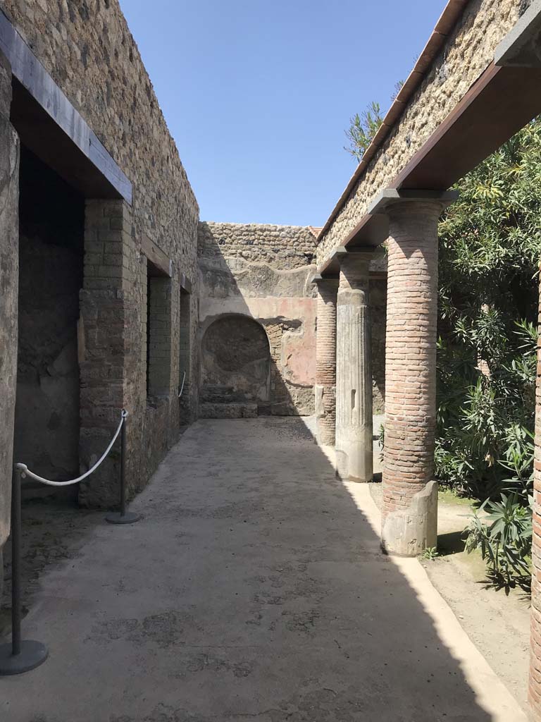 VII.1.47/25 Pompeii. April 2019. North-west corner of peristyle 31.
Looking north across west side of peristyle 31, from steps up from peristyle 19.
On the left is the open doorway to Exedra 33, followed by the window and doorway to Triclinium 32.
Photo courtesy of Rick Bauer.