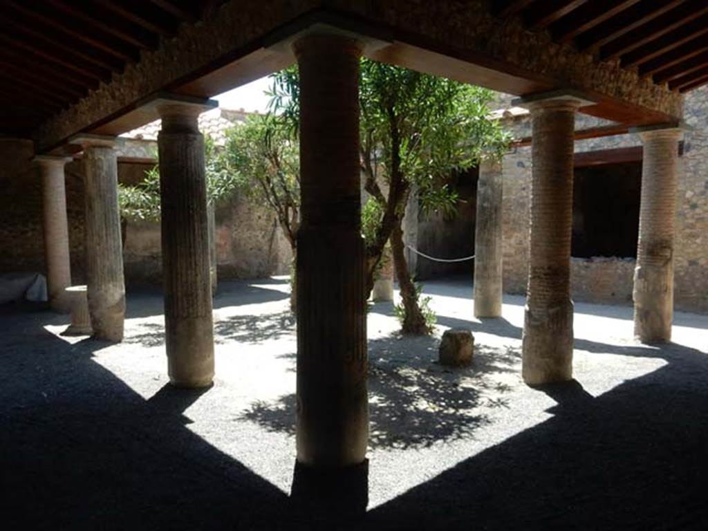 VII.1.25 Pompeii. May 2017. Looking south-west across peristyle 31. 
On the west side of the peristyle are three rooms, a cubiculum 34, an exedra 33 and a triclinium 32.
Photo courtesy of Buzz Ferebee.