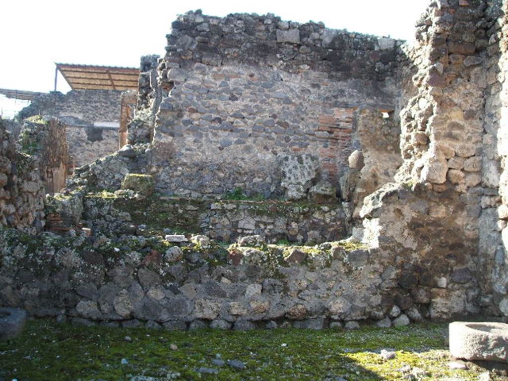 VII.1.28 Pompeii, with VII.1.30 in background and VII.1.29 on right hand side. September 2005.