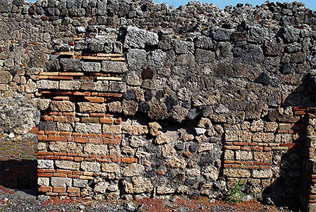 Fig. 19 – Pompéi, boulangerie VII 1, 36-37 – Mur oriental de l’atrium montrant le bouchage d’une porte initialement encadrée par des montants en opus vittatum mixtum.
Vue de l’ouest. Cliché : N. Monteix – EFR.