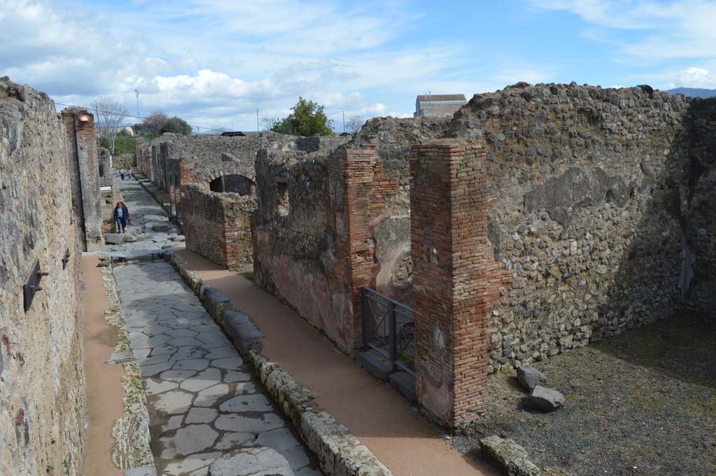 Via degli Augustali, Pompeii. March 2018. Looking east towards entrance doorway, centre right.
Foto Taylor Lauritsen, ERC Grant 681269 DÉCOR.