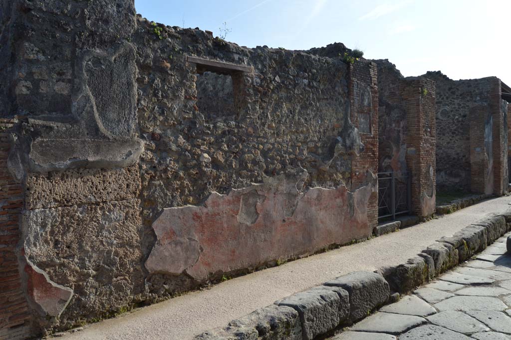 VII.1.36 Pompeii. March 2018. Looking west along front façade with remaining stucco towards entrance doorway, centre right.
Foto Taylor Lauritsen, ERC Grant 681269 DÉCOR.
