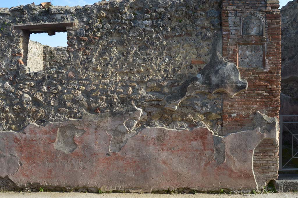 VII.1.36 Pompeii. March 2018. Painted stucco on east (left) of entrance doorway. 
Foto Taylor Lauritsen, ERC Grant 681269 DÉCOR.