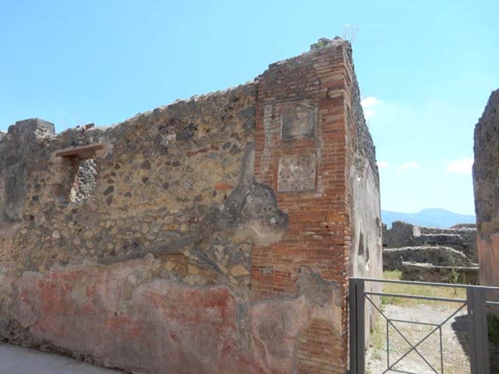 VII.1.36 Pompeii. May 2017. Entrance façade on east side of entrance doorway.
Photo courtesy of Buzz Ferebee.