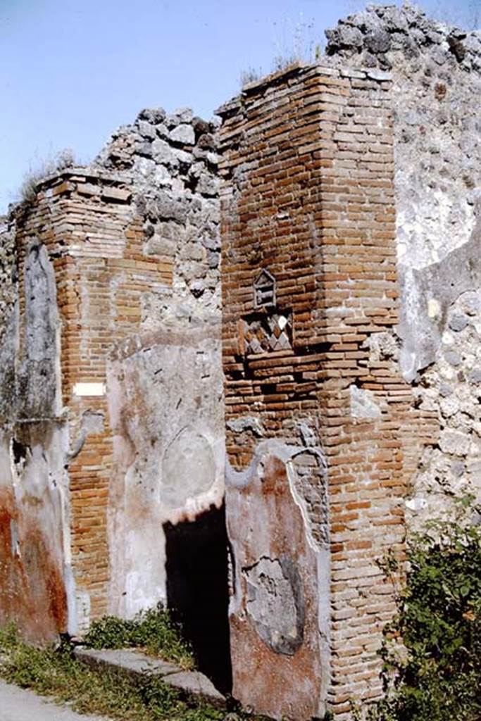 VII.1.36 Pompeii. 1964. Looking east towards entrance doorway. Note that it appears that the plaques on the east side of the doorway were plastered over. Photo by Stanley A. Jashemski.
Source: The Wilhelmina and Stanley A. Jashemski archive in the University of Maryland Library, Special Collections (See collection page) and made available under the Creative Commons Attribution-Non Commercial License v.4. See Licence and use details.
J64f1315