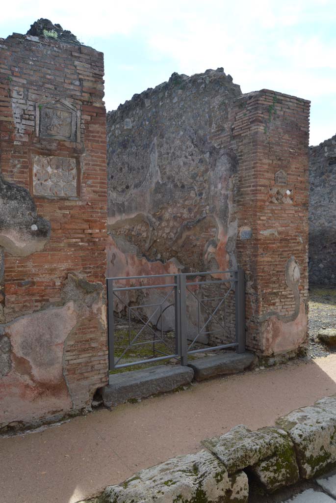 VII.1.36 Pompeii. March 2018. Looking south-west towards entrance doorway with plaques.
Foto Taylor Lauritsen, ERC Grant 681269 DÉCOR.