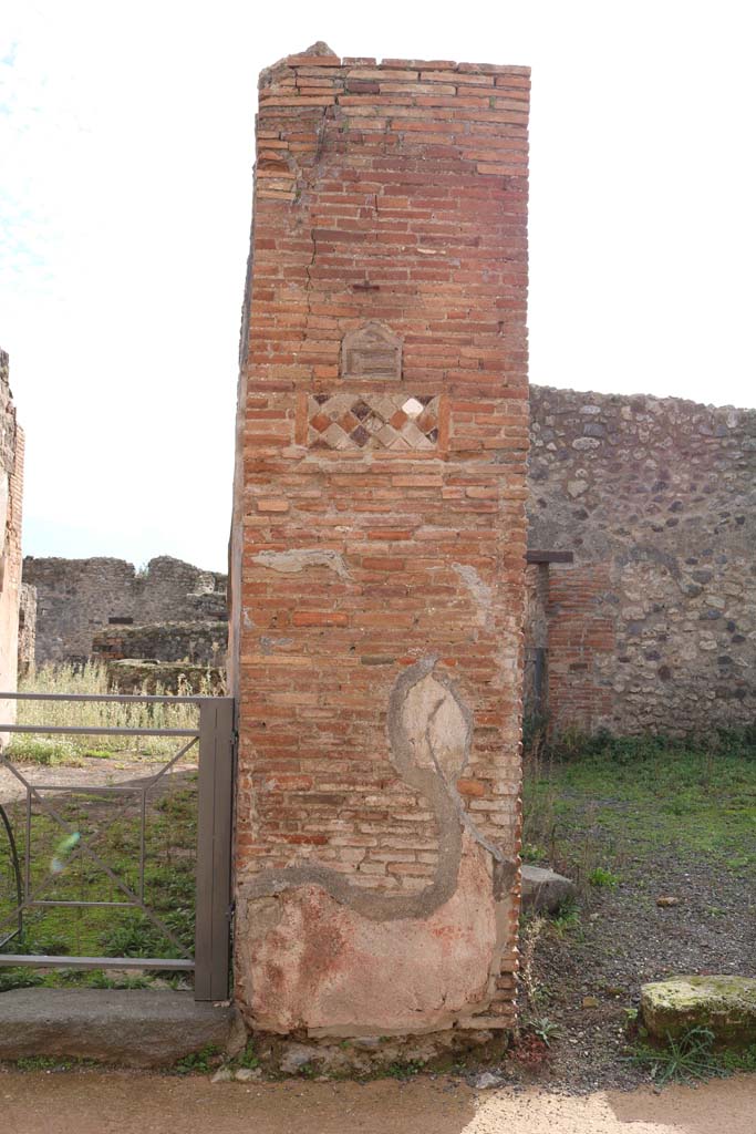 VII.1.36 Pompeii. December 2018. 
Pilaster on west side of entrance doorway. Photo courtesy of Aude Durand.