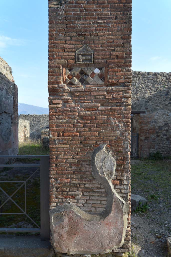 VII.1.36 Pompeii. March 2018. Detail of pilaster on west (right) side of entrance doorway.
Foto Taylor Lauritsen, ERC Grant 681269 DÉCOR