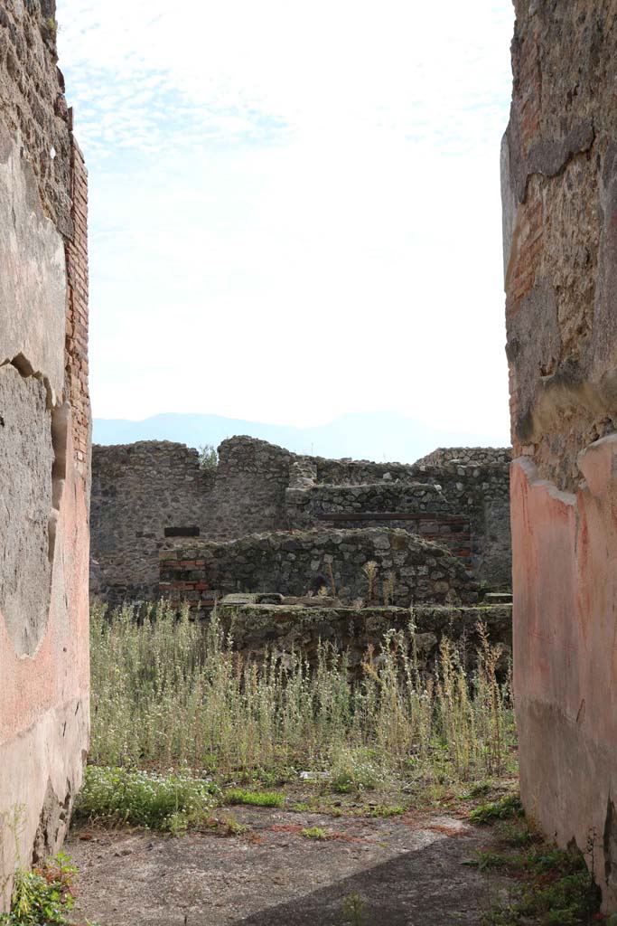VII.1.36 Pompeii. December 2018. 
Looking south across atrium from entrance corridor. Photo courtesy of Aude Durand.