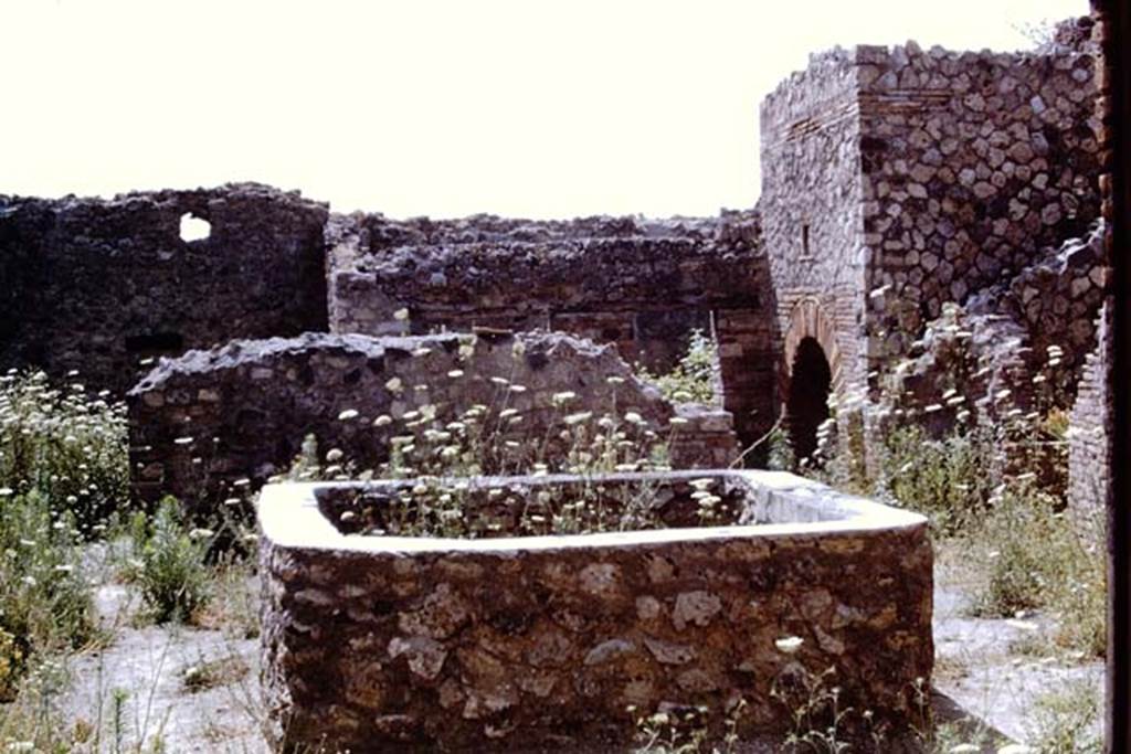VII.1.36 Pompeii. 1968. Looking south across atrium with large tub or basin for washing the grain. Photo by Stanley A. Jashemski.
Source: The Wilhelmina and Stanley A. Jashemski archive in the University of Maryland Library, Special Collections (See collection page) and made available under the Creative Commons Attribution-Non Commercial License v.4. See Licence and use details.
J68f0574