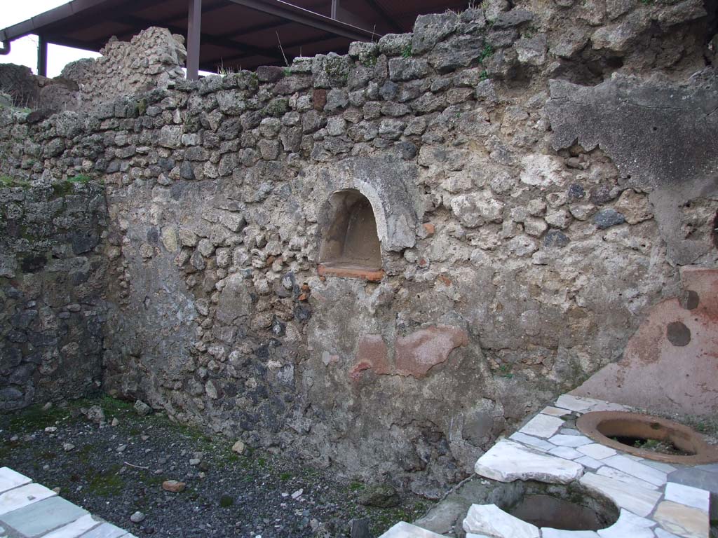 VII.1.39 Pompeii. December 2006.  West wall with niche at rear of counter.