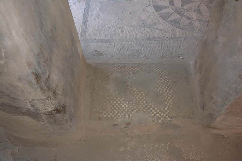 VII.1.40 Pompeii. September 2019. Detail of threshold between tepidarium 15 and caldarium 16.
Foto Annette Haug, ERC Grant 681269 DÉCOR.