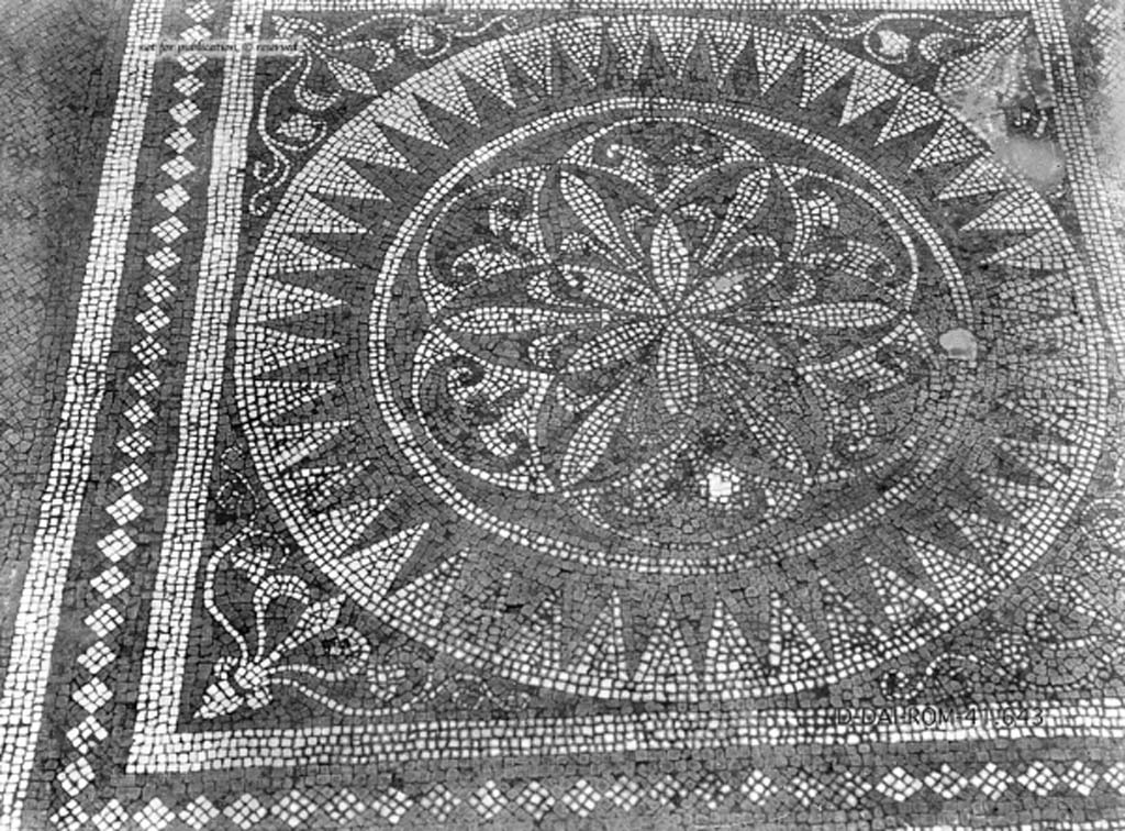 VII.1.40 Pompeii. c.1930. Tablinum, central mosaic emblema in flooring.
DAIR 41.643. Photo © Deutsches Archäologisches Institut, Abteilung Rom, Arkiv.
See Pernice, E.  1938. Pavimente und Figürliche Mosaiken: Die Hellenistische Kunst in Pompeji, Band VI. Berlin: de Gruyter, (tav. 20.5, above.)