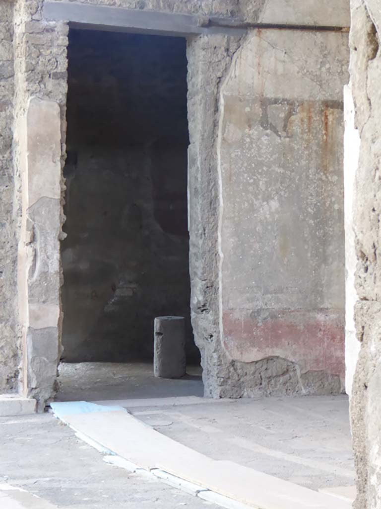 VII.1.40 Pompeii. September 2018. West ala 3a, looking towards south wall with doorway to oecus 12.
Foto Annette Haug, ERC Grant 681269 DÉCOR.