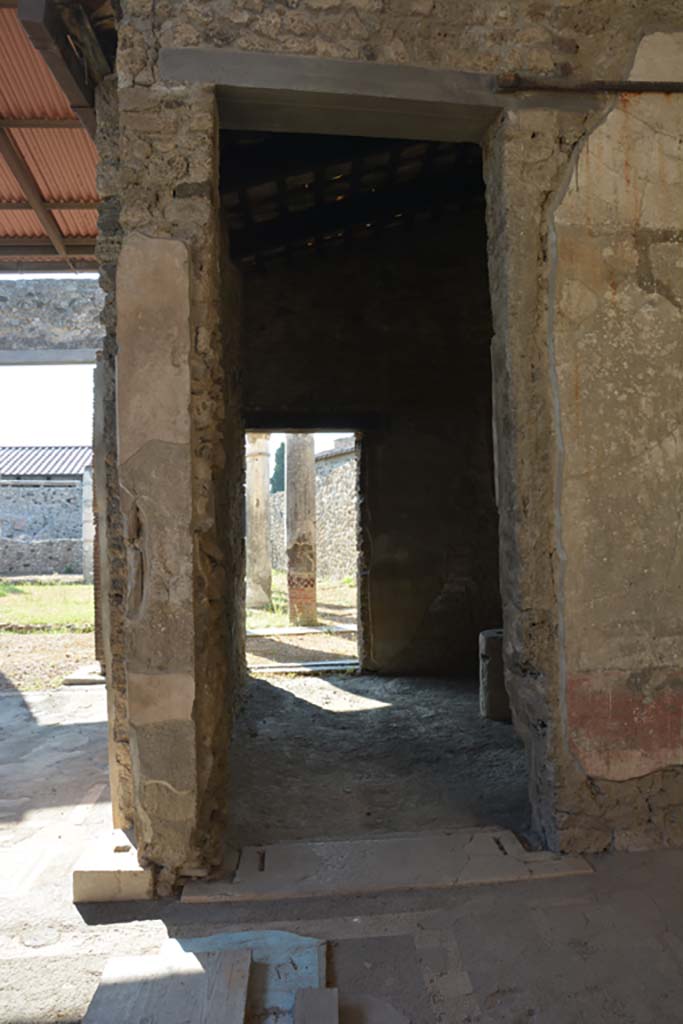 VII.1.40 Pompeii. September 2019. 
Doorway to oecus 12 in south wall of west ala 3°, looking towards doorway to north portico of peristyle.
Foto Annette Haug, ERC Grant 681269 DÉCOR.