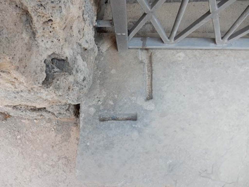 VII.1.40 Pompeii. May 2017. Grooves in threshold for door-frame, east side. Photo courtesy of Buzz Ferebee.
