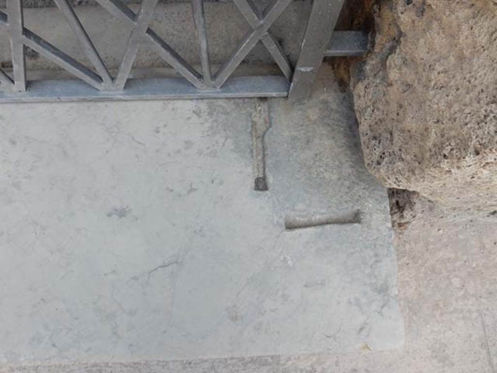 VII.1.40 Pompeii. May 2017. Grooves in threshold for door-frame, west side. Photo courtesy of Buzz Ferebee.