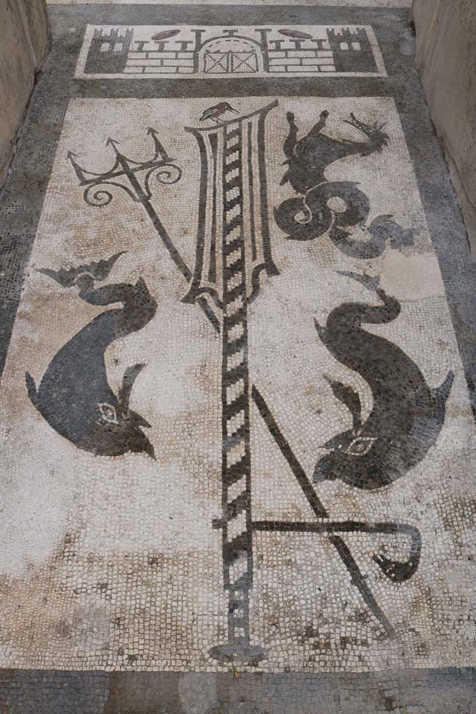 VII.1.40 Pompeii. December 2018.  
Black and white mosaic in entrance vestibule/corridor. Photo courtesy of Aude Durand.