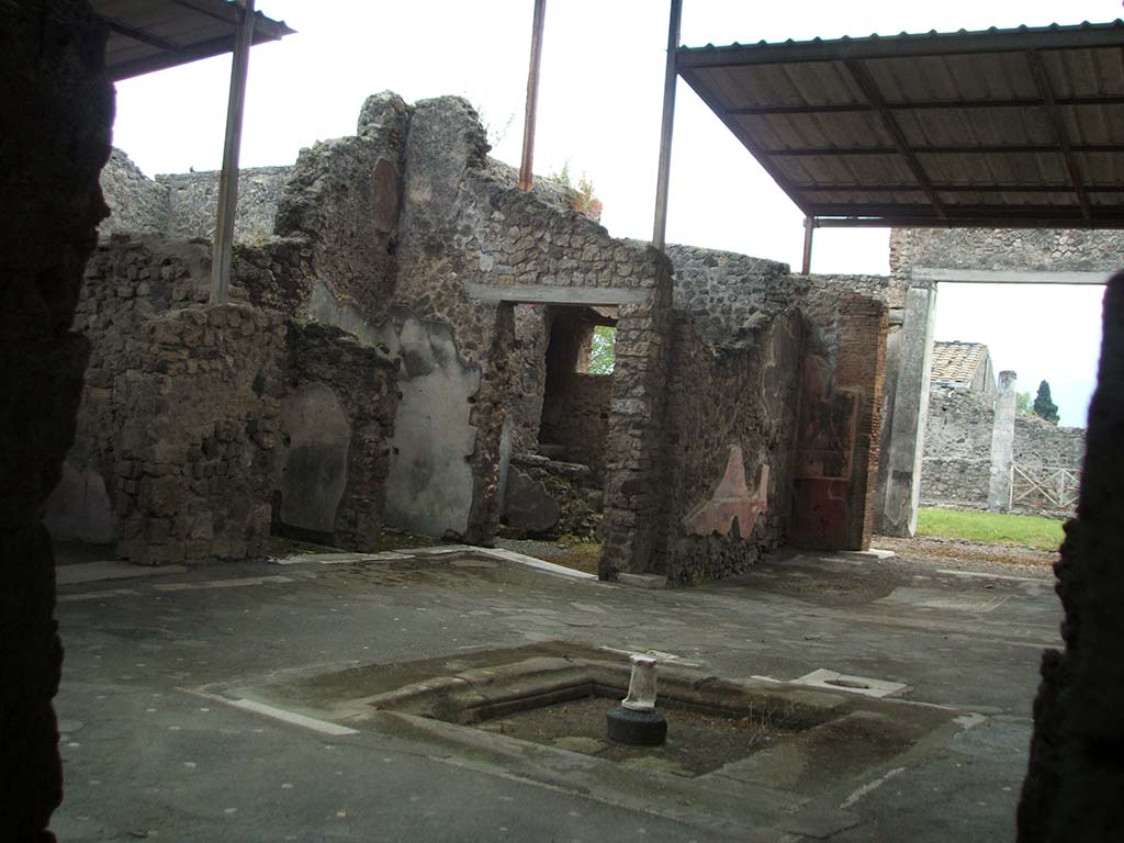VII.1.40 Pompeii. May 2005. Looking into atrium from VII.1.41.
Looking towards the east side of the tablinum, and south-east corner of atrium, with doorway to room with steps to baths area.