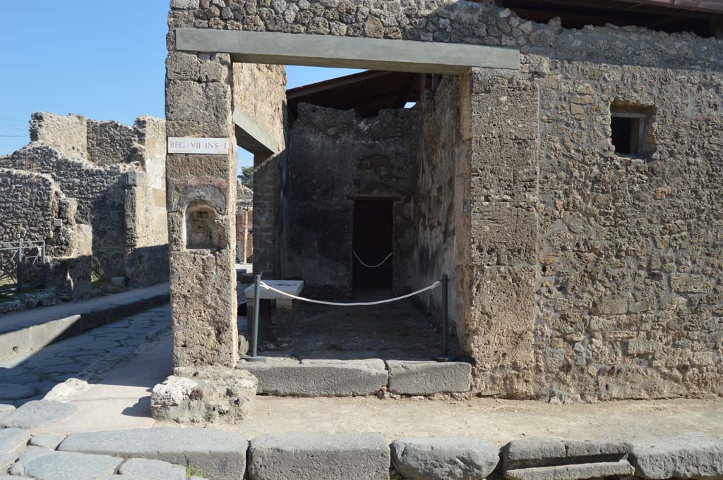 VII.1.42, Pompeii. October 2017. Looking east on Vicolo del Lupanare towards entrance doorway.
Foto Taylor Lauritsen, ERC Grant 681269 DÉCOR.