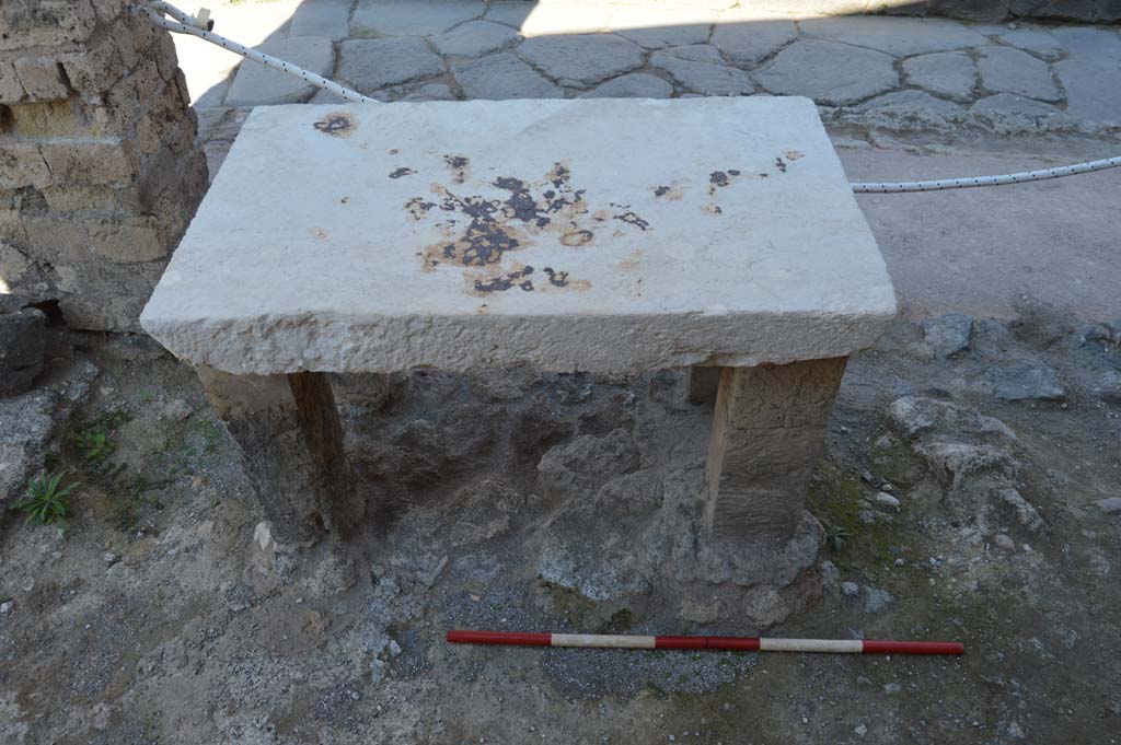 VII.1.42 Pompeii. October 2017. Looking north towards table and entrance at VII.1.41. 
Foto Taylor Lauritsen, ERC Grant 681269 DÉCOR.