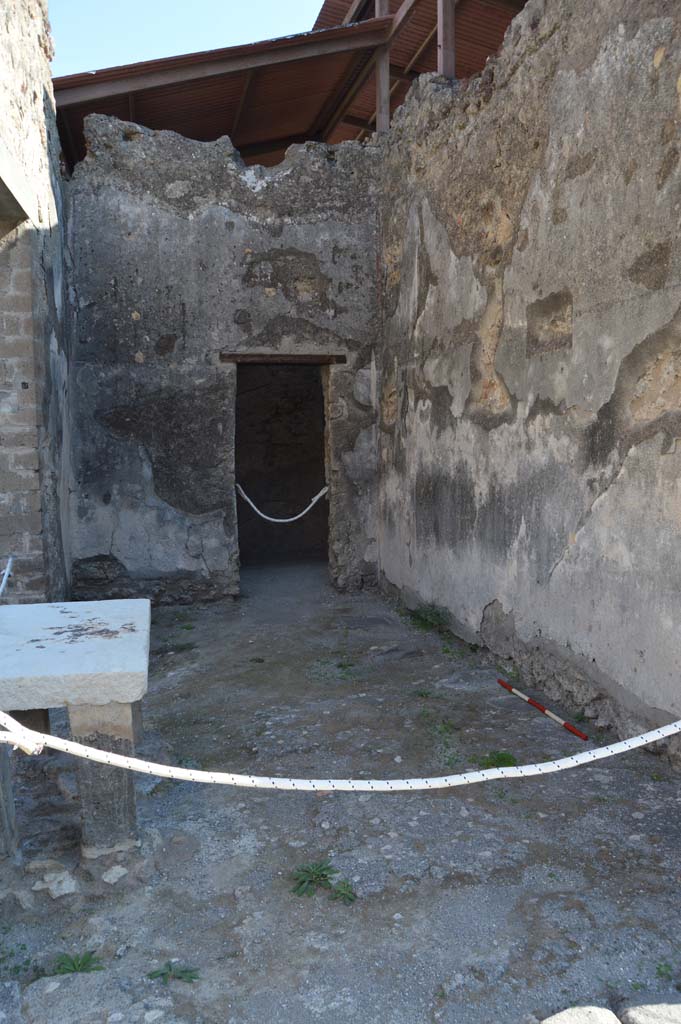 VII.1.42 Pompeii. October 2017. 
Looking towards east wall with doorway from shop into room in VII.1.40.
Foto Taylor Lauritsen, ERC Grant 681269 DÉCOR.