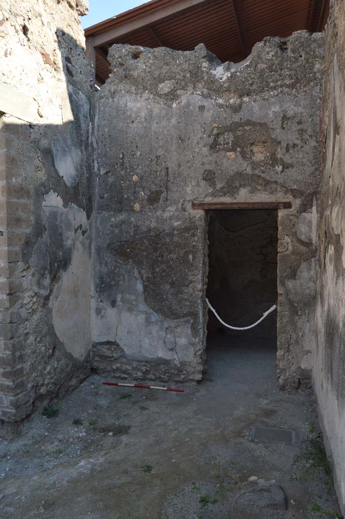 VII.1.42 Pompeii. October 2017. Detail of north-east corner and east wall with doorway into VII.1.40.
Foto Taylor Lauritsen, ERC Grant 681269 DÉCOR.