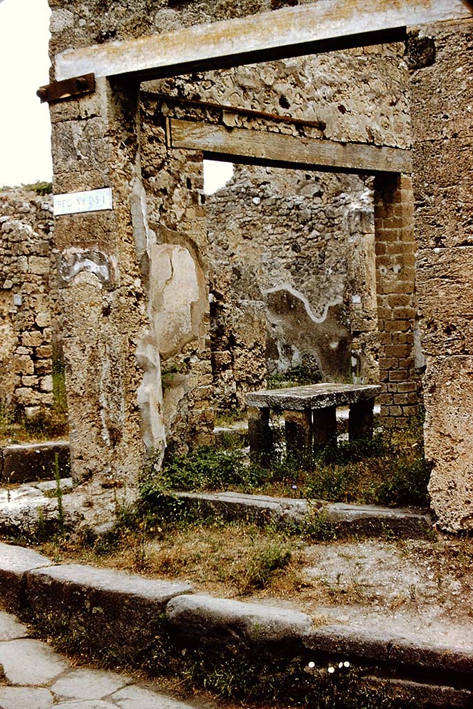 VII.1.42 Pompeii. 1959. Looking through doorway towards the other doorway at VII.1.41.
The niche appears to be filled in. Photo by Stanley A. Jashemski.
Source: The Wilhelmina and Stanley A. Jashemski archive in the University of Maryland Library, Special Collections (See collection page) and made available under the Creative Commons Attribution-Non-Commercial License v.4. See Licence and use details.
J59f0401