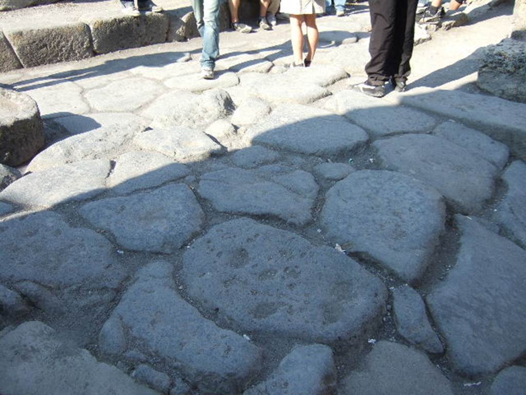 VII.12 Pompeii. September 2005.      Vicolo del Lupanare                 VII.1.42