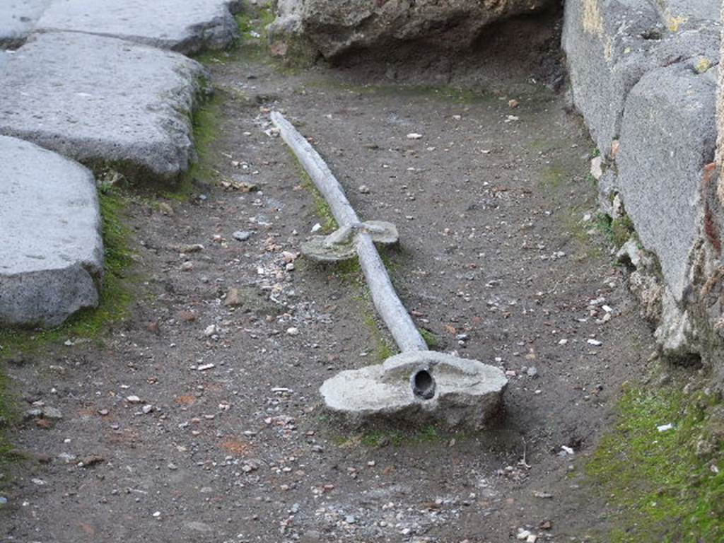 Vicolo del Lupanare. December 2006. Lead pipe in pavement.