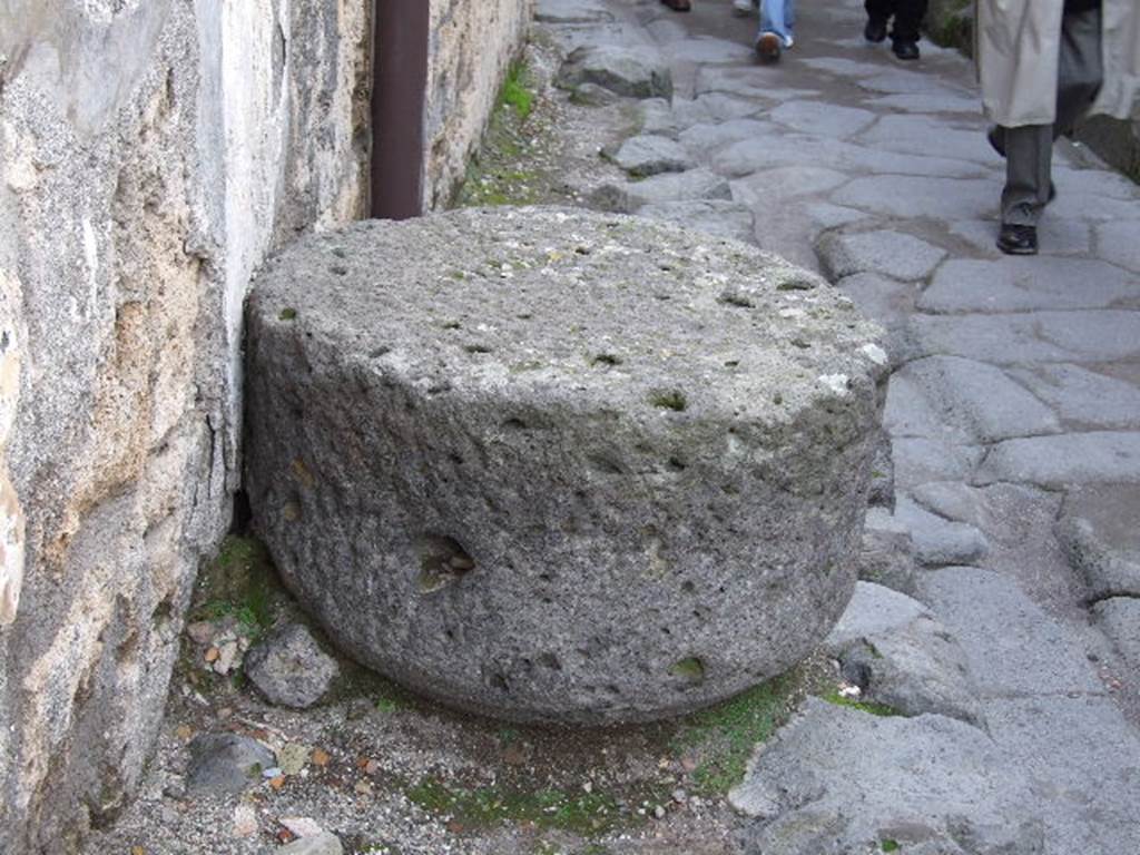 Vicolo del Lupanare. December 2006. Round stone on pavement.