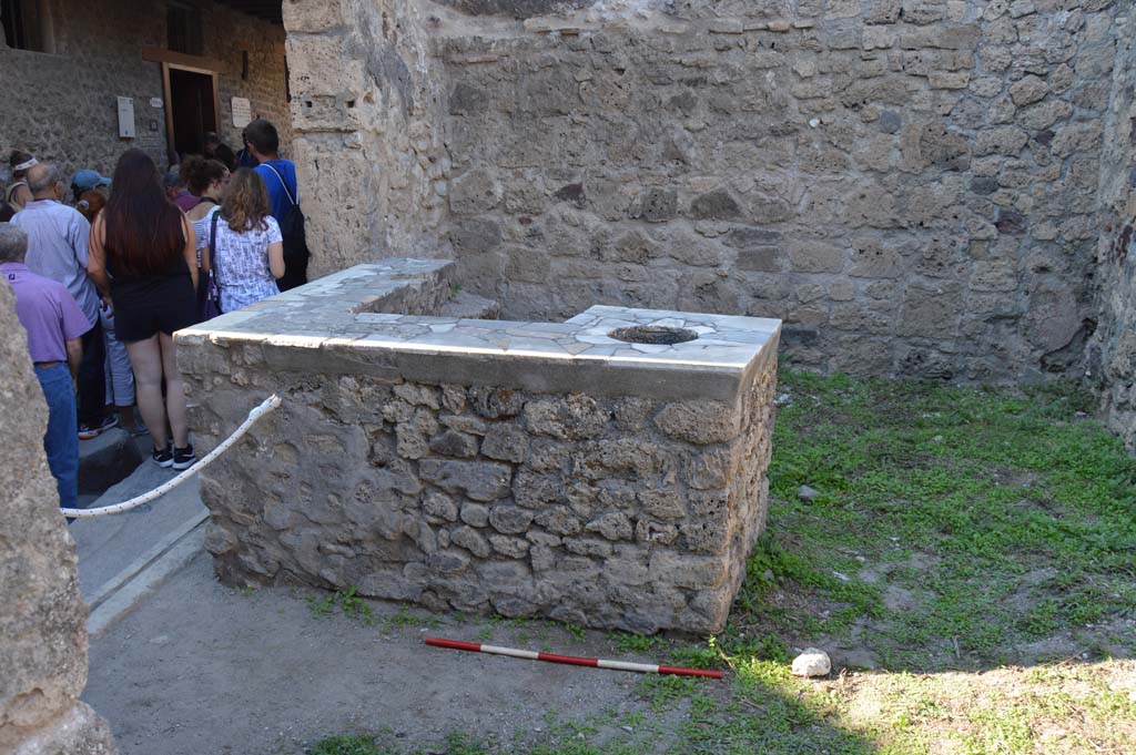 VII.1.44/45 Pompeii. October 2017. Looking north towards counter in bar-room.
Business must have been good at this bar, witness the queue for the lupanare, on the left. Even 2,000 years later they still queue ! 
Foto Taylor Lauritsen, ERC Grant 681269 DÉCOR.