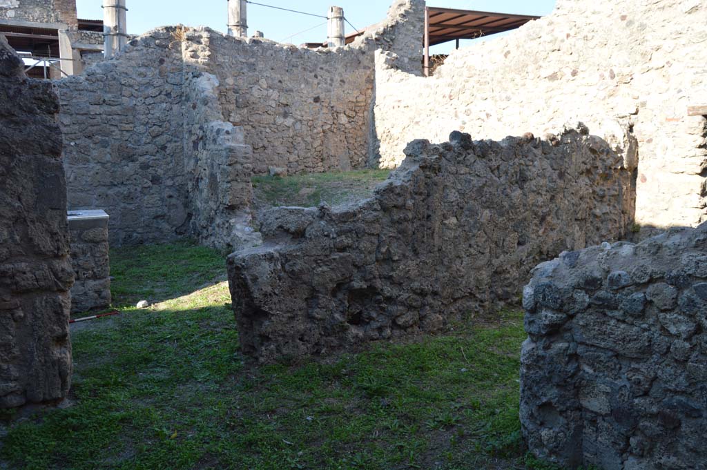 VII.1.44/45 Pompeii. October 2017. Looking north from VII.1.45 towards rear of bar-room and triclinium.
Foto Taylor Lauritsen, ERC Grant 681269 DÉCOR.