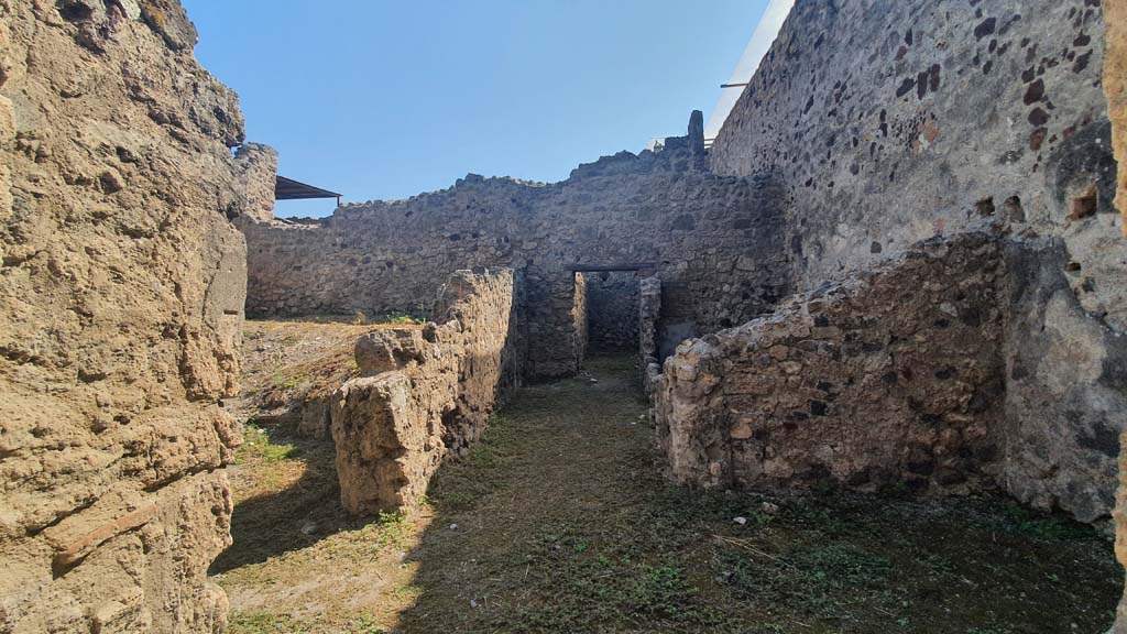 VII.1.44/45 Pompeii. July 2021. Looking east from entrance towards rear rooms.
Foto Annette Haug, ERC Grant 681269 DÉCOR.