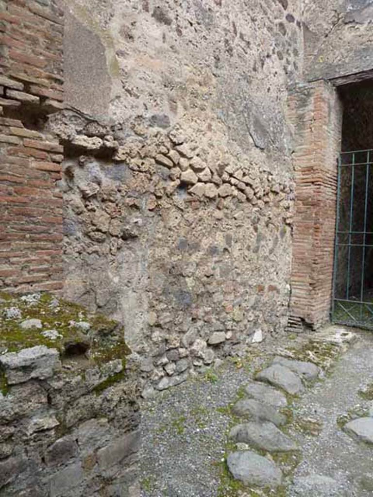 VII.1.46 Pompeii. May 2010. 
North wall of entrance room 16 leading to corridor 15 to rear.