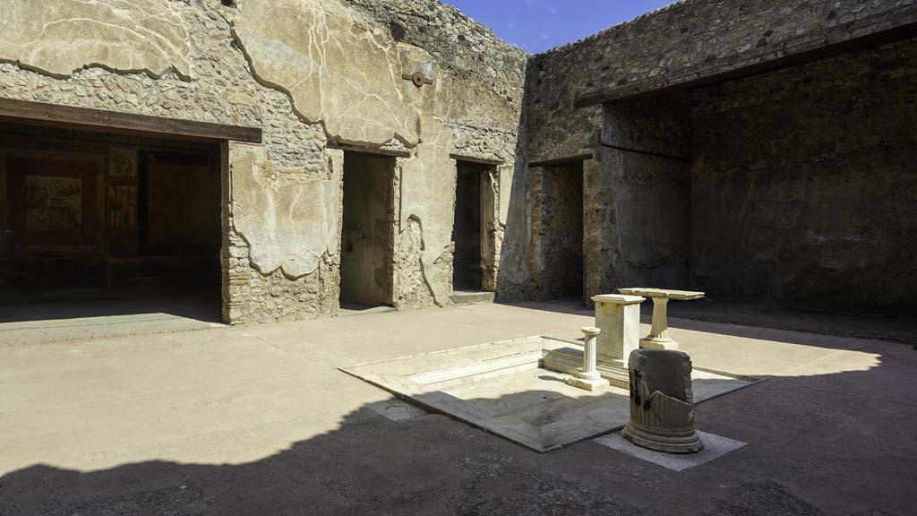 VII.1.47 Pompeii. August 2021. 
North side of Atrium 3, with Exedra 10, on left, and Tablinum 6, on right. Photo courtesy of Robert Hanson.