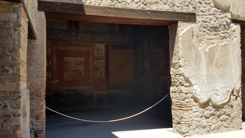 VII.1.47 Pompeii. August 2023. 
Looking north through doorway into Exedra 10, in north-west corner of atrium. Photo courtesy of Maribel Velasco.