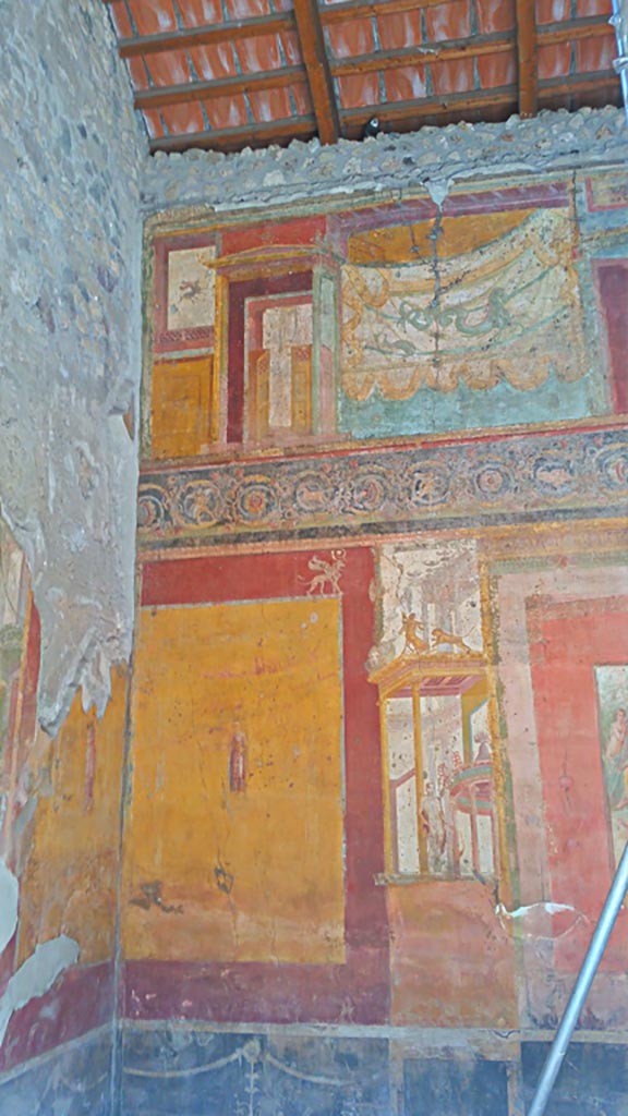 VII.1.47 Pompeii, May 2017. 
Exedra 10, north-west corner. Photo courtesy of Giuseppe Ciaramella.