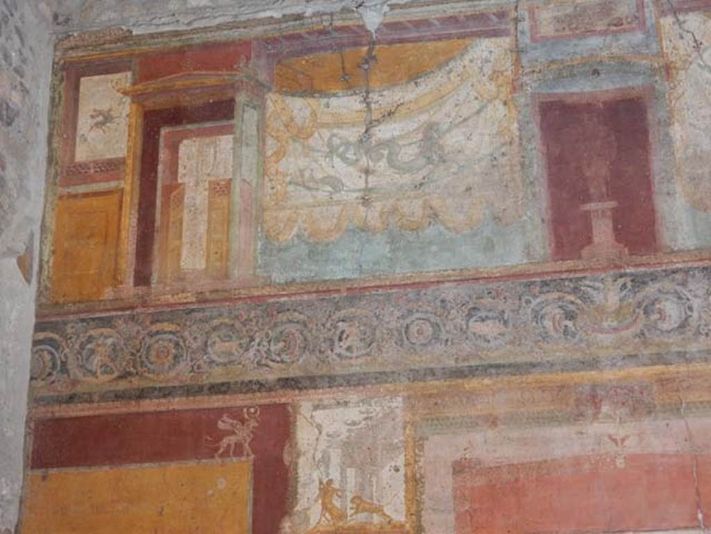 VII.1.47 Pompeii. May 2017.Exedra 10, upper north wall at west end. Photo courtesy of Buzz Ferebee.