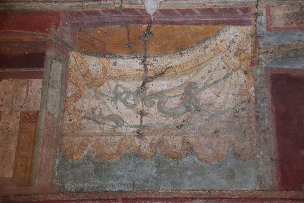 VII.1.47 Pompeii. September 2017. Exedra 10, detail from upper north wall at west end. 
Photo courtesy of Klaus Heese.