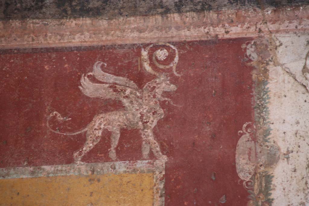 VII.1.47 Pompeii. September 2017. Exedra 10, detail of painted griffin,  from upper west end of north wall. 
Photo courtesy of Klaus Heese.