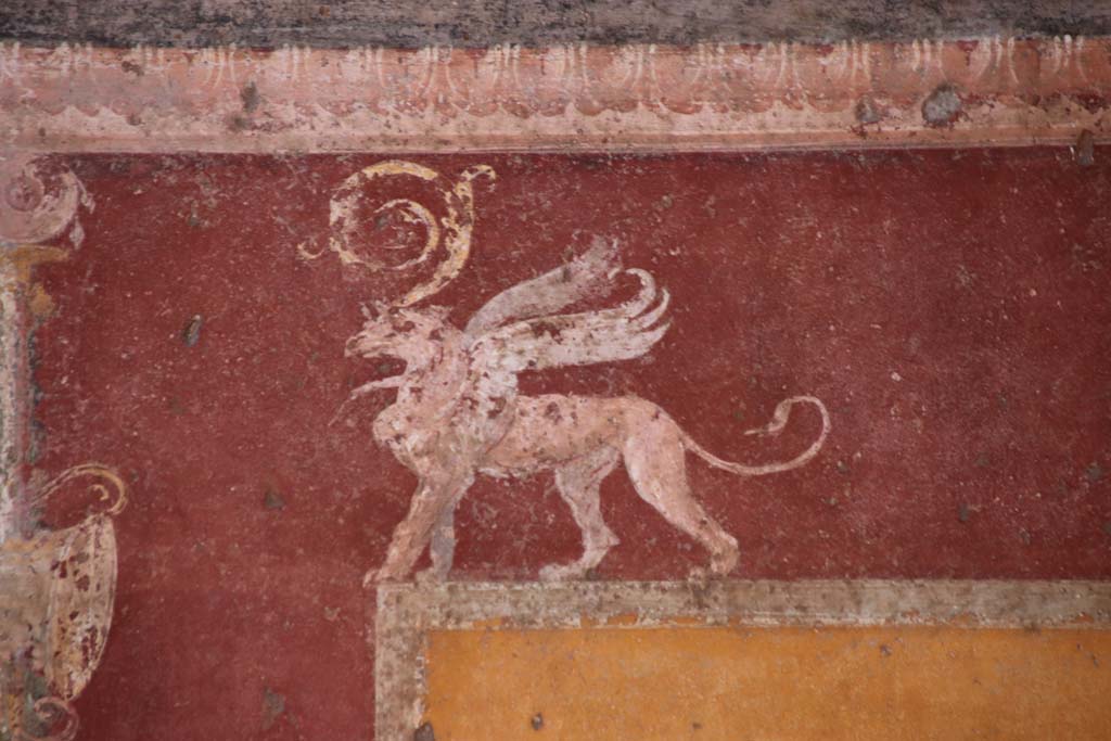 VII.1.47 Pompeii, September 2021. 
Exedra 10, detail of painted griffin, from upper east end of north wall. Photo courtesy of Klaus Heese.