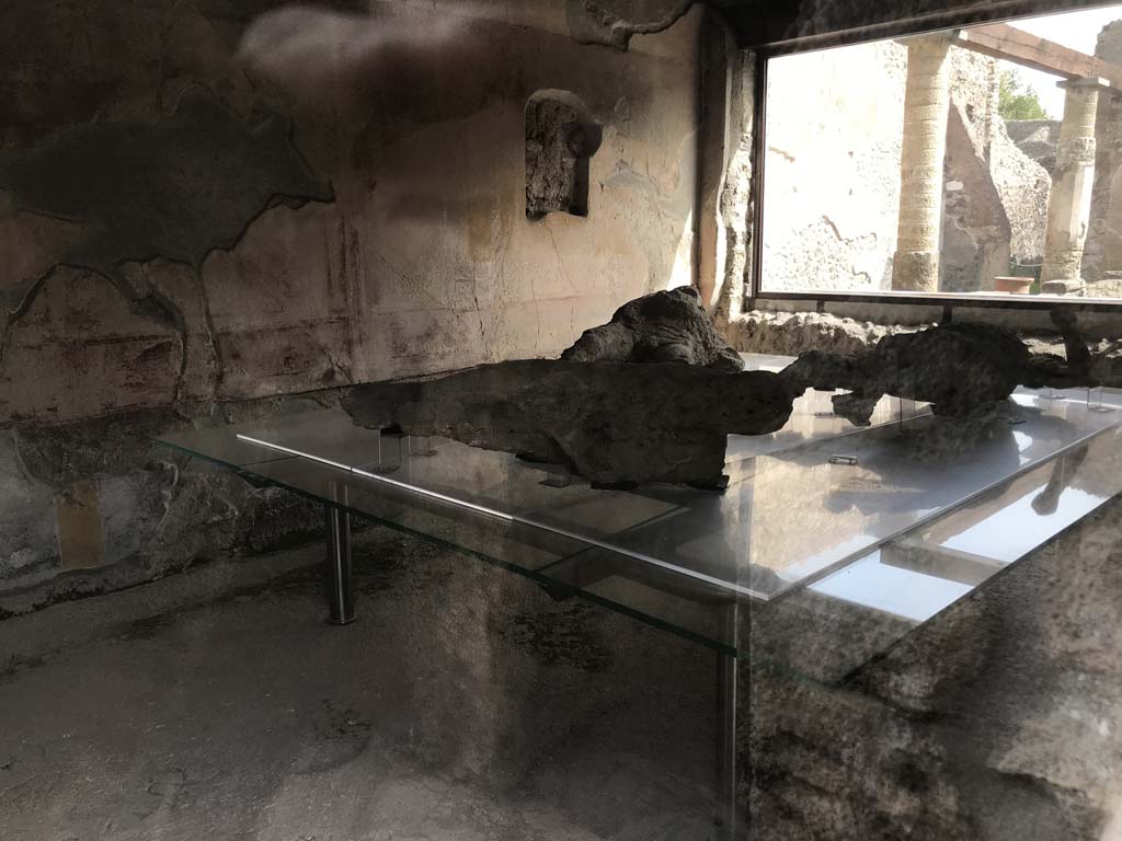 VII.1.47 Pompeii. April 2019. Room 8, looking towards north wall and north-east corner, with window in east wall.
Photo courtesy of Rick Bauer.